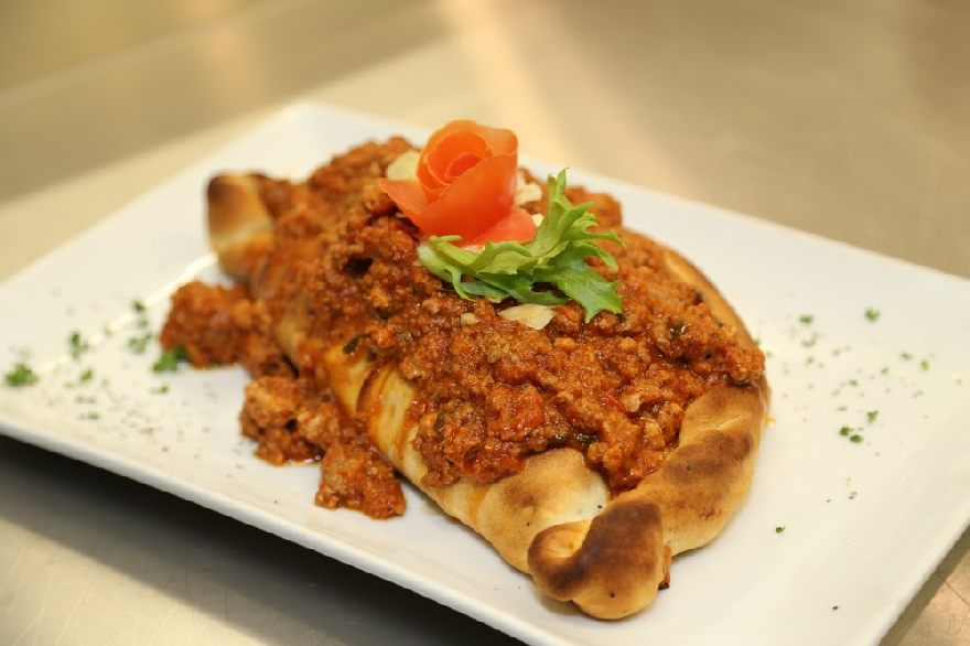 Köstliches Pide so wie es das beim türkischen Restaurant Közüm in Ahlen zu Essen angeboten wird.